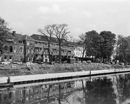 851198 Gezicht op de aanleg van een spuikoker in de Stadsbuitengracht ter hoogte van het Willemsplantsoen-Geertebolwerk ...